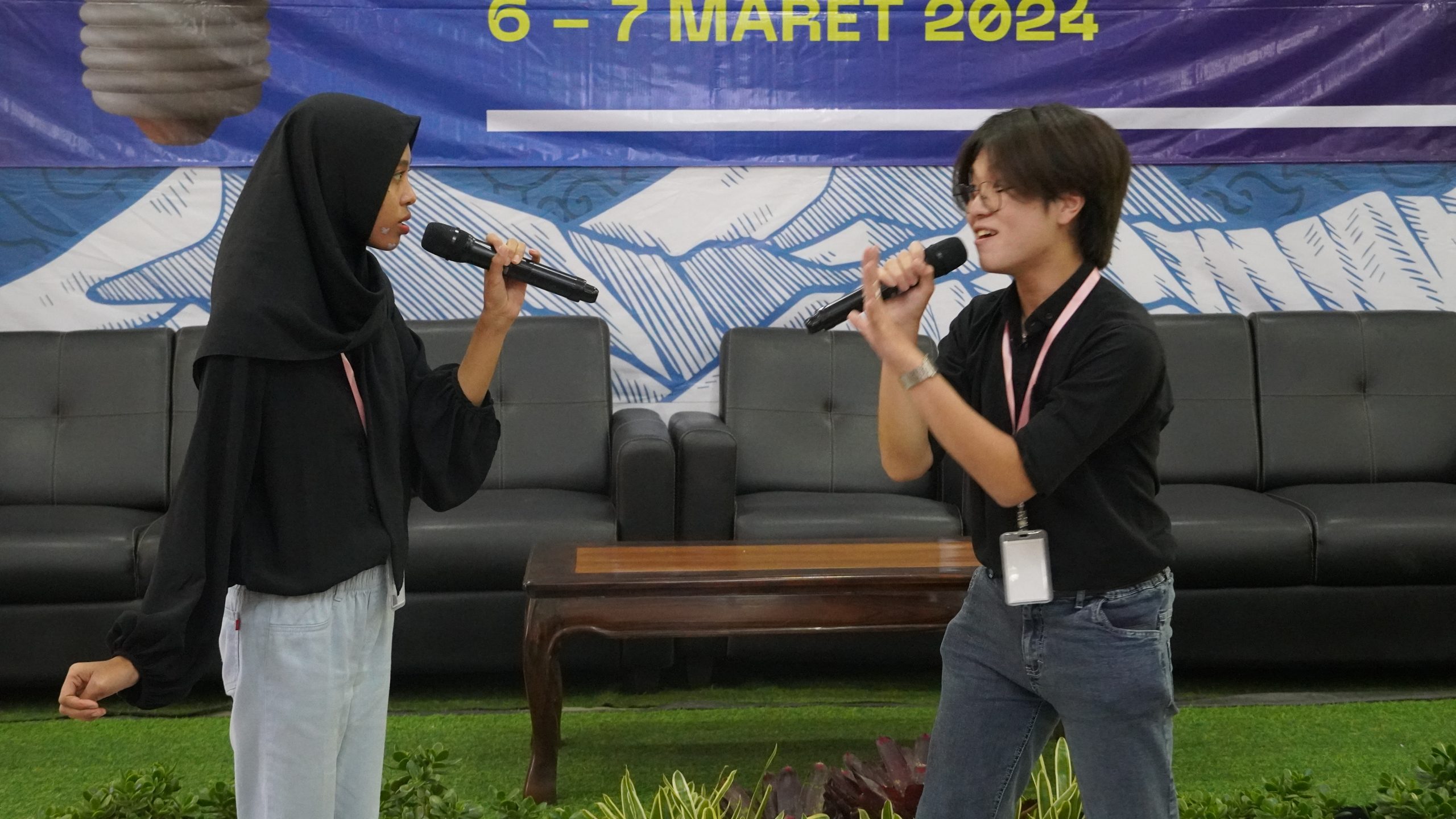 Hanum saat jadi MC acara materi tourism di Lava Lodge, Probolinggo