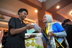 Duta FTMM saat menjelaskan keprodian kepada pengunjung